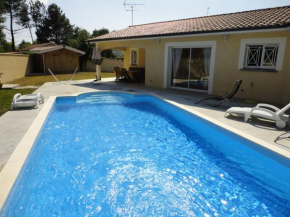 Villa de plain-pied avec piscine, jardin et terrasse, à 10 km des plages, près des commerces - FR-1-474-52